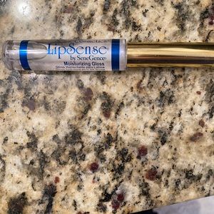 Lipsense gloss moisturizing clear